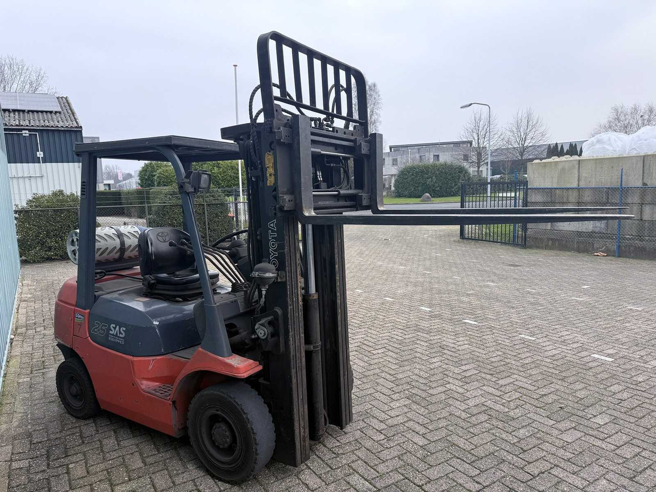 TOYOTA FORKLIFT WITH 4TH VALVE-FORK POSITIONER-SIDESHIFT-470CM HIGH-LOW HOURS 6445 - Chariot élévateur: photos 3 TOYOTA FORKLIFT WITH 4TH VALVE-FORK POSITIONER-SIDESHIFT-470CM HIGH-LOW HOURS 6445 - Chariot élévateur: photos 3