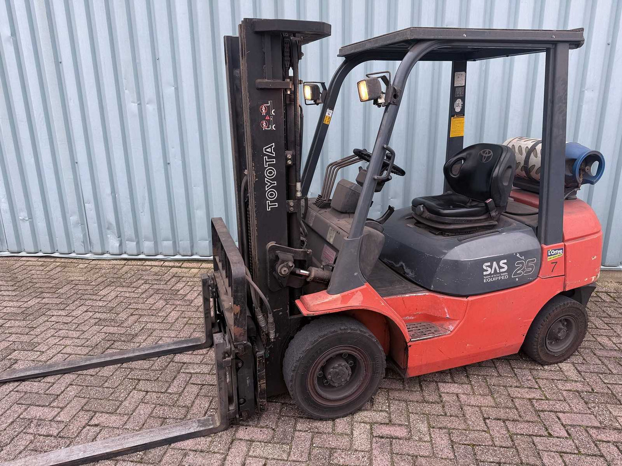 TOYOTA FORKLIFT WITH 4TH VALVE-FORK POSITIONER-SIDESHIFT-470CM HIGH-LOW HOURS 6445 - Chariot élévateur: photos 1 TOYOTA FORKLIFT WITH 4TH VALVE-FORK POSITIONER-SIDESHIFT-470CM HIGH-LOW HOURS 6445 - Chariot élévateur: photos 1