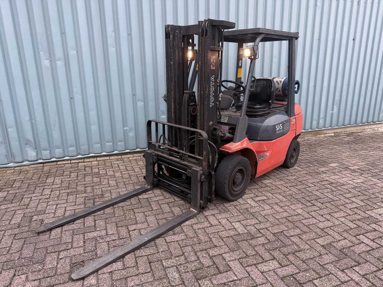 TOYOTA FORKLIFT WITH 4TH VALVE-FORK POSITIONER-SIDESHIFT-470CM HIGH-LOW HOURS 6445 - Chariot élévateur: photos 4 TOYOTA FORKLIFT WITH 4TH VALVE-FORK POSITIONER-SIDESHIFT-470CM HIGH-LOW HOURS 6445 - Chariot élévateur: photos 4