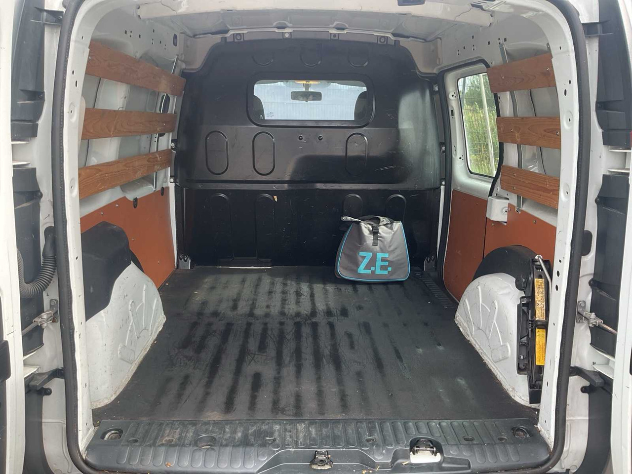 2013 - RENAULT - KANGOO EXPRESS - Z.E. - COMMERCIAL VEHICLE - Véhicule utilitaire: photos 5 2013 - RENAULT - KANGOO EXPRESS - Z.E. - COMMERCIAL VEHICLE - Véhicule utilitaire: photos 5