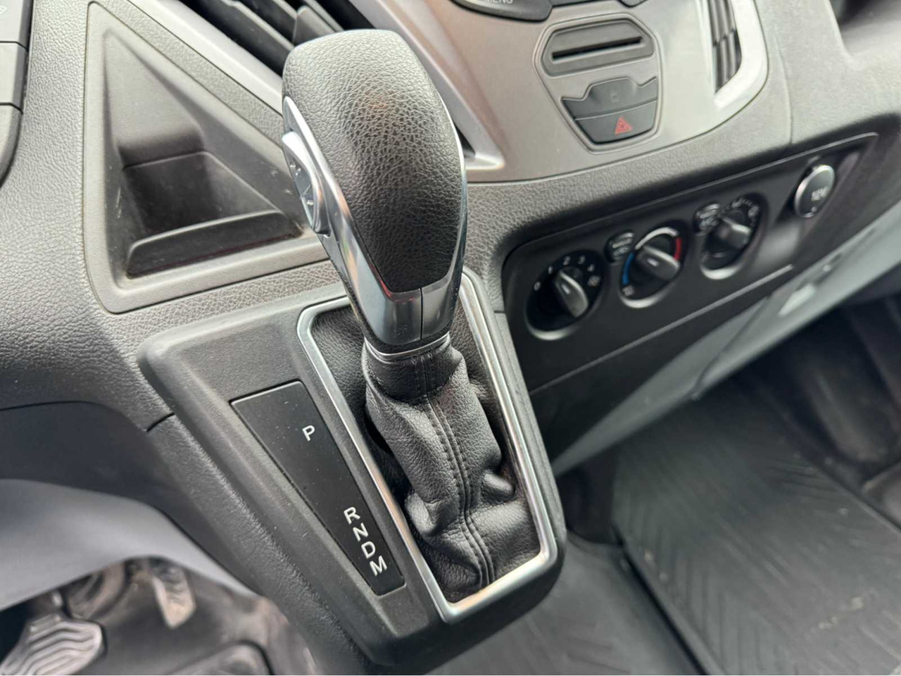 Véhicule utilitaire FORD - TRANSIT CUSTOM - 2.0 TDCI TRENDLINE AUTOMATIC - COMMERCIAL VEHICLE: photos 15 Véhicule utilitaire FORD - TRANSIT CUSTOM - 2.0 TDCI TRENDLINE AUTOMATIC - COMMERCIAL VEHICLE: photos 15