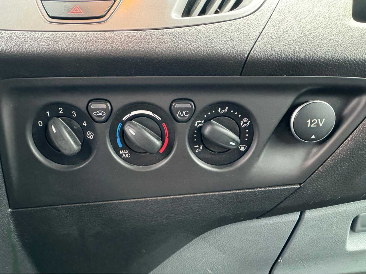 Véhicule utilitaire FORD - TRANSIT CUSTOM - 2.0 TDCI TRENDLINE AUTOMATIC - COMMERCIAL VEHICLE: photos 20 Véhicule utilitaire FORD - TRANSIT CUSTOM - 2.0 TDCI TRENDLINE AUTOMATIC - COMMERCIAL VEHICLE: photos 20