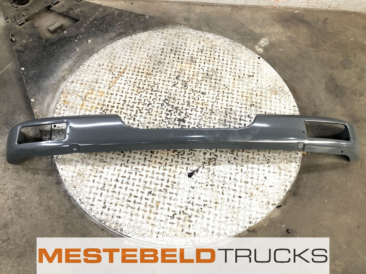 DAF Bumper met lampgaten - Frame/ Châssis pour Camion: photos 1 DAF Bumper met lampgaten - Frame/ Châssis pour Camion: photos 1