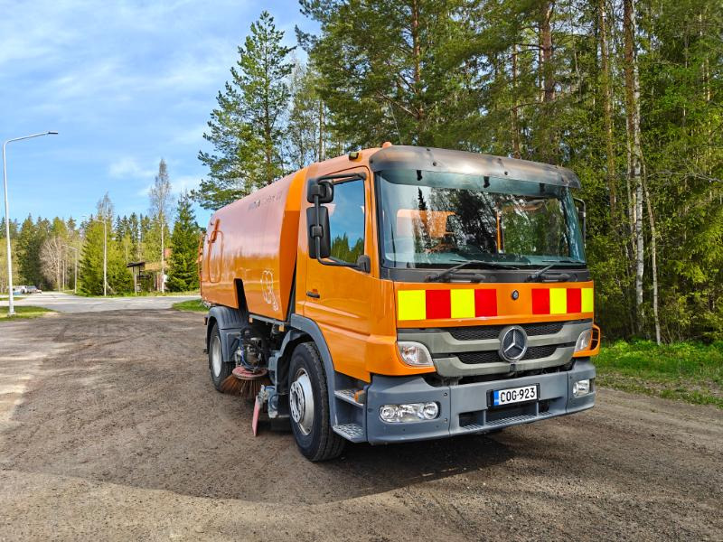 Bucher Cityfant 60 MB Atego - Balayeuse de voirie: photos 3 Bucher Cityfant 60 MB Atego - Balayeuse de voirie: photos 3