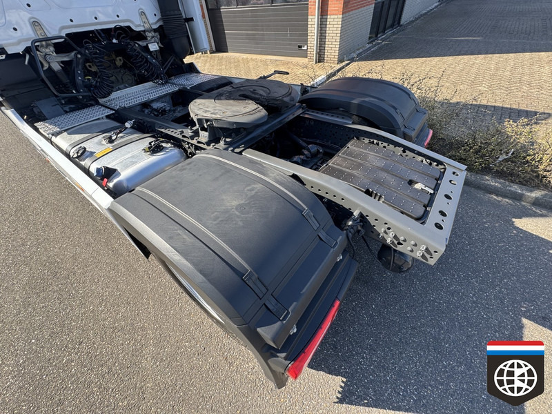Mercedes-Benz ACTROS 1848 Gigaspace ** LIMITED EDITION** / FULL SPOILER / 2x TANK / NIGHT ac / - Tracteur routier: photos 5 Mercedes-Benz ACTROS 1848 Gigaspace ** LIMITED EDITION** / FULL SPOILER / 2x TANK / NIGHT ac / - Tracteur routier: photos 5