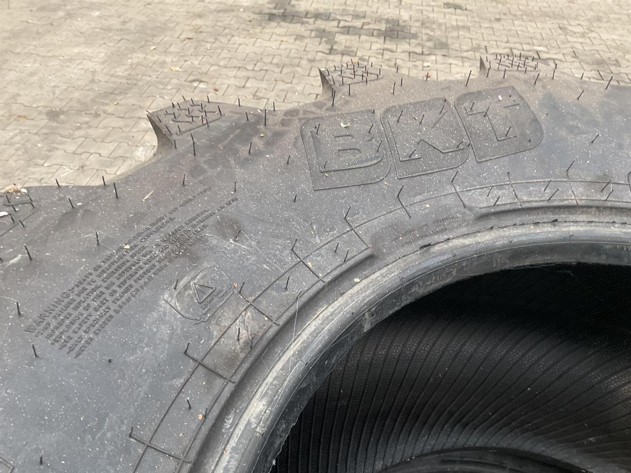 BKT 600/65R28 - Pneu pour Machine agricole: photos 3 BKT 600/65R28 - Pneu pour Machine agricole: photos 3