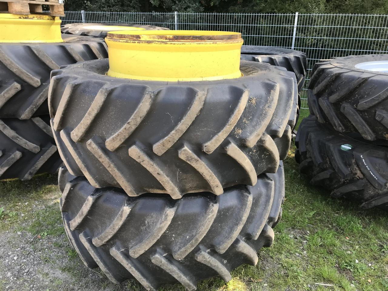 Mitas 600/65R34 - Pneu pour Machine agricole: photos 1 Mitas 600/65R34 - Pneu pour Machine agricole: photos 1