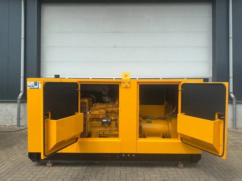 Cummins SDMO Leroy Somer 135 kVA Silent noodstrom generatorset as New ! 376 hours ! - Groupe électrogène: photos 2 Cummins SDMO Leroy Somer 135 kVA Silent noodstrom generatorset as New ! 376 hours ! - Groupe électrogène: photos 2