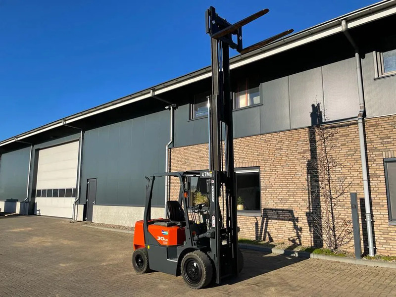 Doosan D30G Yanmar 3 ton Triplex Freelift Sideshift Diesel Heftruck 470 cm hefhoogte - Chariot élévateur diesel: photos 2 Doosan D30G Yanmar 3 ton Triplex Freelift Sideshift Diesel Heftruck 470 cm hefhoogte - Chariot élévateur diesel: photos 2