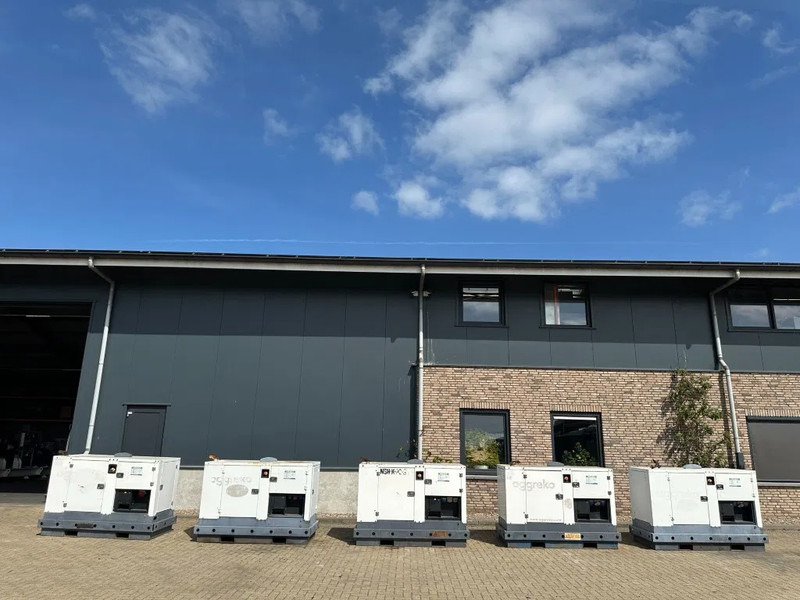 Iveco FPT F32 AM1A Leroy Somer 32 kVA Silent generatorset 129 hours ! - Groupe électrogène: photos 2 Iveco FPT F32 AM1A Leroy Somer 32 kVA Silent generatorset 129 hours ! - Groupe électrogène: photos 2