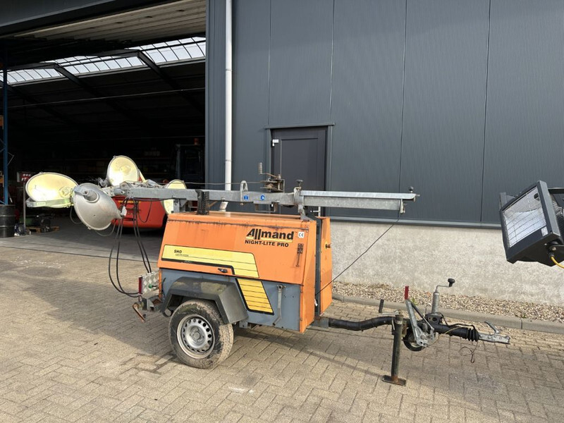 Kubota D905 Allmand Mobiele Lichtmast Aggregaat Light Tower 8.1 meter - Mat d'éclairage: photos 1 Kubota D905 Allmand Mobiele Lichtmast Aggregaat Light Tower 8.1 meter - Mat d'éclairage: photos 1