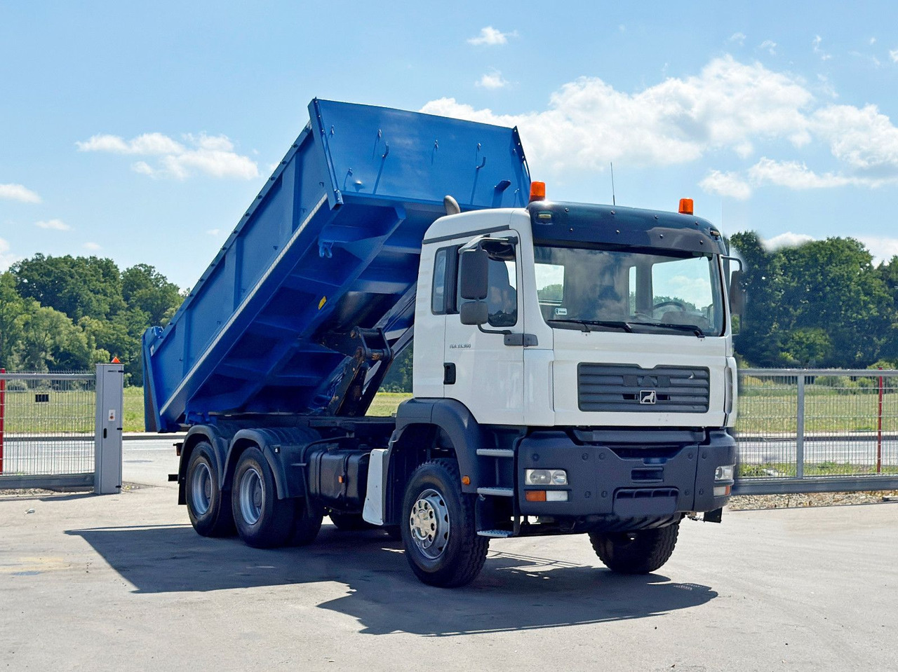 MAN TGA 33.360 * KIPPER 5,20 m + BORDMATIC / 6x4*TOP - Camion benne, Camion grue: photos 2 MAN TGA 33.360 * KIPPER 5,20 m + BORDMATIC / 6x4*TOP - Camion benne, Camion grue: photos 2