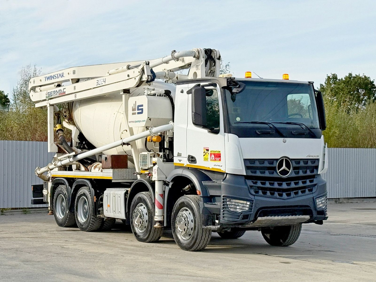 Mercedes-Benz AROCS 3743 * Betonpumpe + FUNK * 8x4 * TOP - Camion pompe: photos 1 Mercedes-Benz AROCS 3743 * Betonpumpe + FUNK * 8x4 * TOP - Camion pompe: photos 1