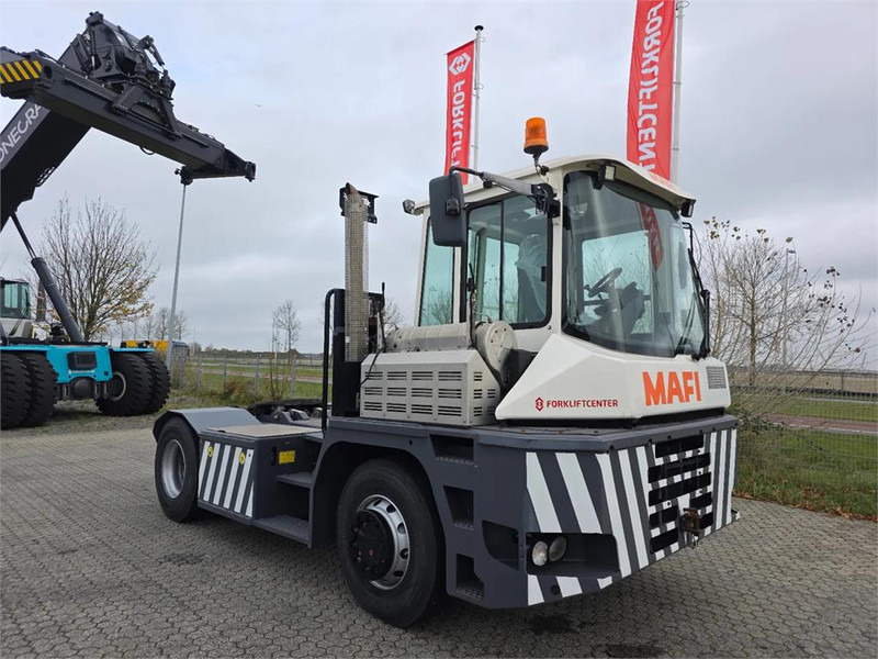 Mafi R332 4x4 - Tracteur portuaire: photos 1 Mafi R332 4x4 - Tracteur portuaire: photos 1