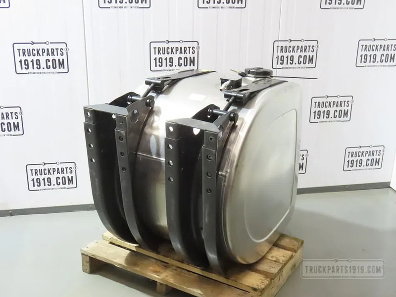 Volvo 21516442 Brandstoftank + steunen 240L - Réservoir de carburant pour Camion: photos 2 Volvo 21516442 Brandstoftank + steunen 240L - Réservoir de carburant pour Camion: photos 2