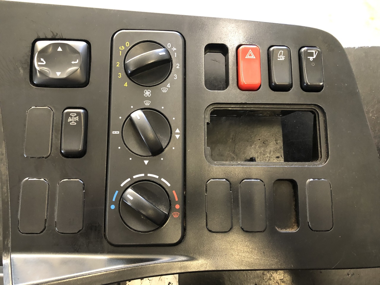 CONTROL UNITS ATEGO EURO 4 ELECTRICAL BASIC MODULE - Bloc de gestion pour Camion: photos 3 CONTROL UNITS ATEGO EURO 4 ELECTRICAL BASIC MODULE - Bloc de gestion pour Camion: photos 3