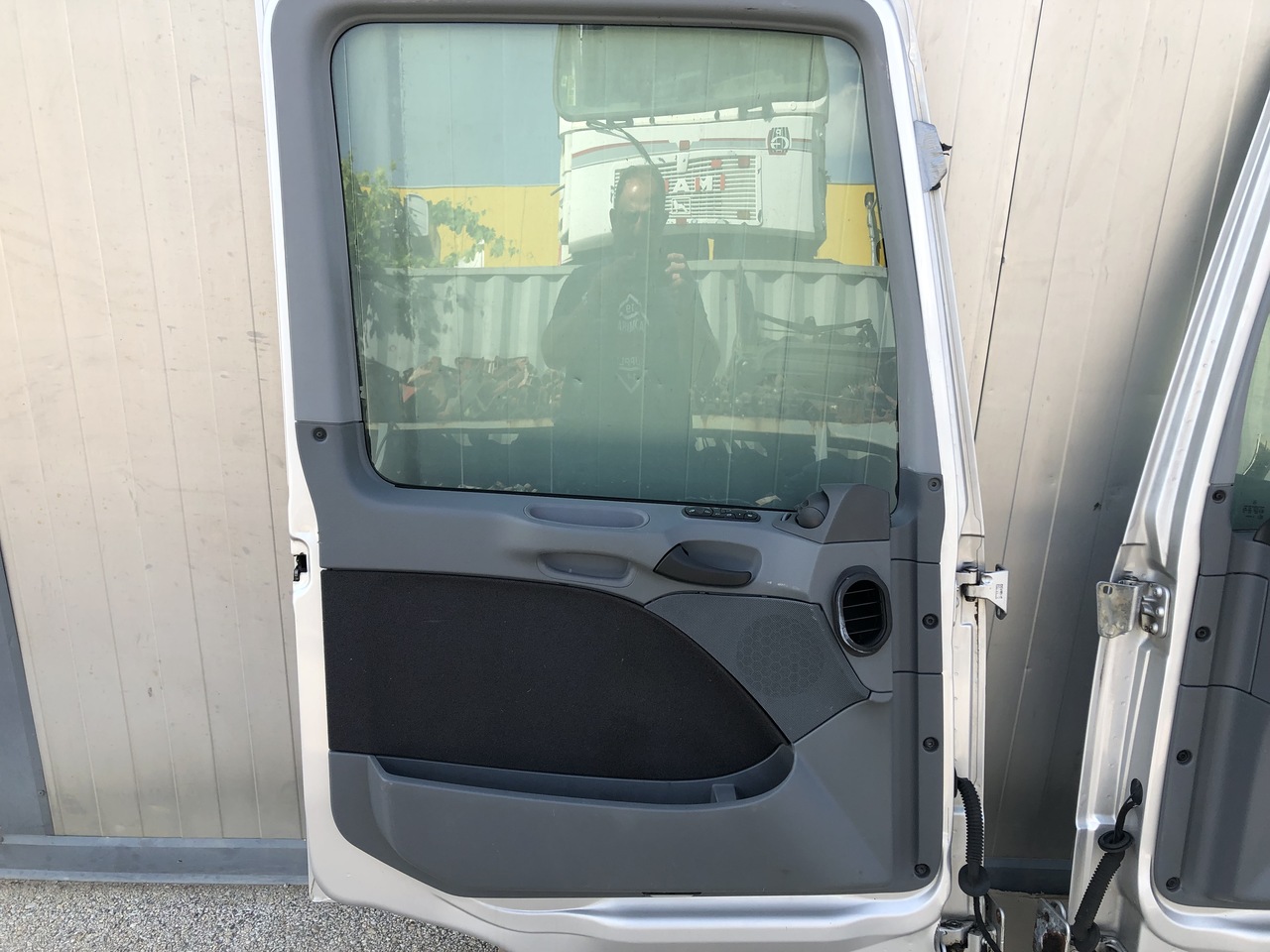 DOOR ACTROS MP2-3 LEFT AND RIGHT MEGA SPACE CAB - Portière et pièces pour Camion: photos 2 DOOR ACTROS MP2-3 LEFT AND RIGHT MEGA SPACE CAB - Portière et pièces pour Camion: photos 2