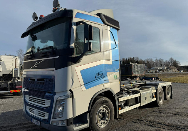 Volvo FH500 koukkuauto vain 493 tkm - Camion ampliroll: photos 1 Volvo FH500 koukkuauto vain 493 tkm - Camion ampliroll: photos 1