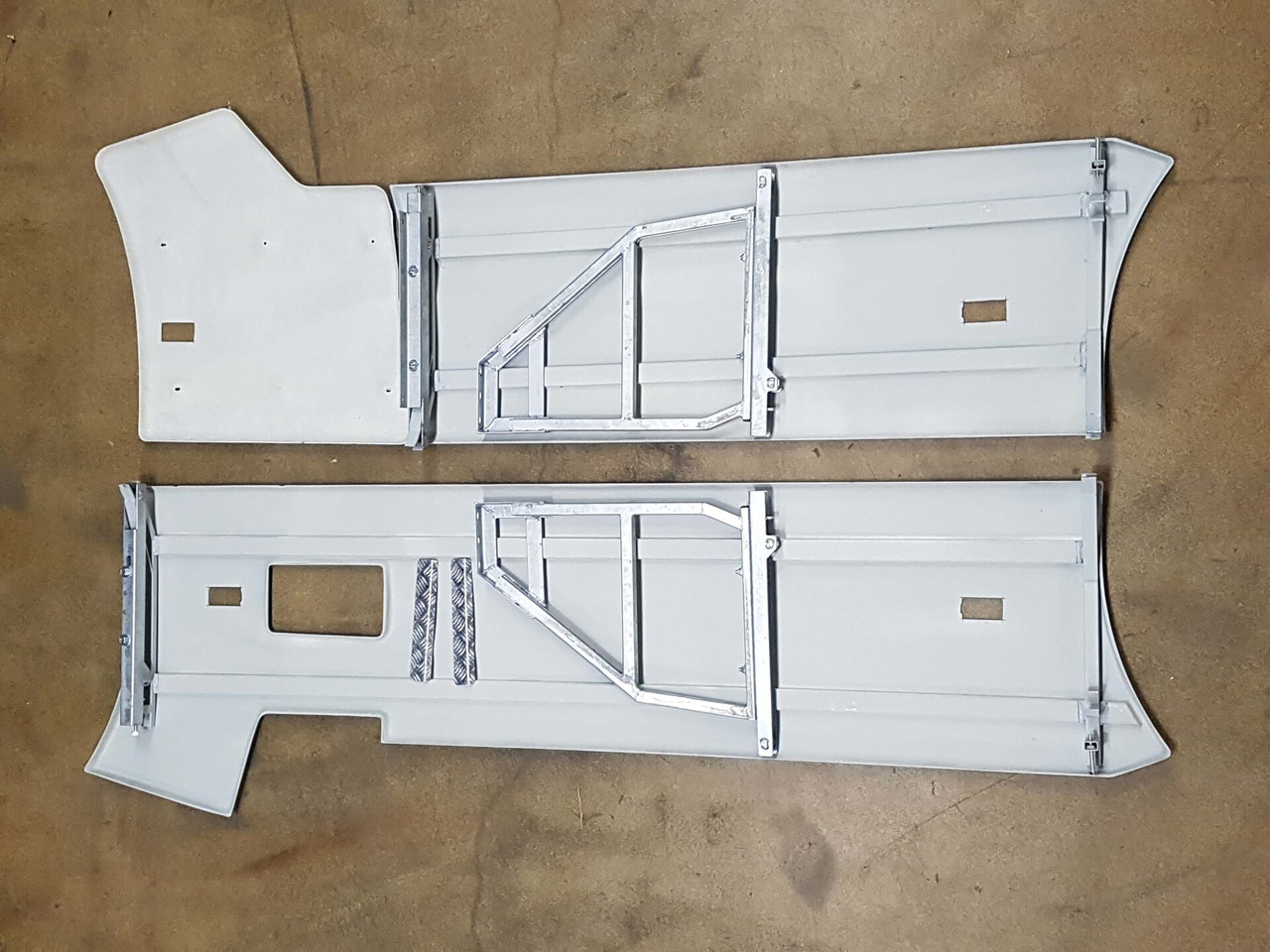 RENAULT T-RANGE SIDE SCIRT SET WB 3800 NOT PAINTED 000091 - Frame/ Châssis pour Camion: photos 5 RENAULT T-RANGE SIDE SCIRT SET WB 3800 NOT PAINTED 000091 - Frame/ Châssis pour Camion: photos 5