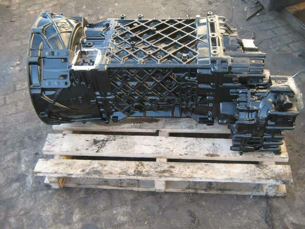 ZF16S221IT versnellingsbak met retarder 000275 used - Boîte de vitesse pour Camion: photos 1 ZF16S221IT versnellingsbak met retarder 000275 used - Boîte de vitesse pour Camion: photos 1