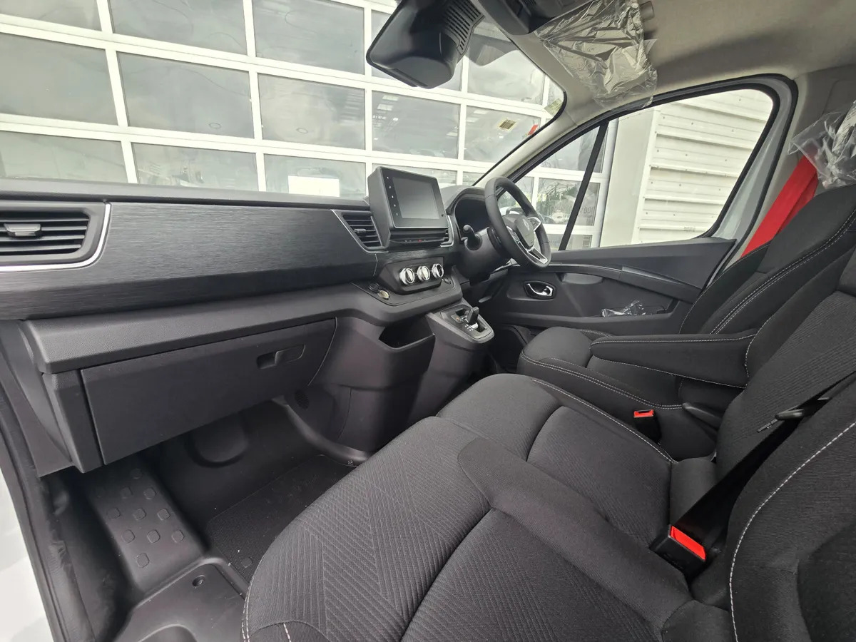 NEW Renault Trafic Exclusive 170BHP/150BHP Auto White - Fourgon utilitaire: photos 2 NEW Renault Trafic Exclusive 170BHP/150BHP Auto White - Fourgon utilitaire: photos 2