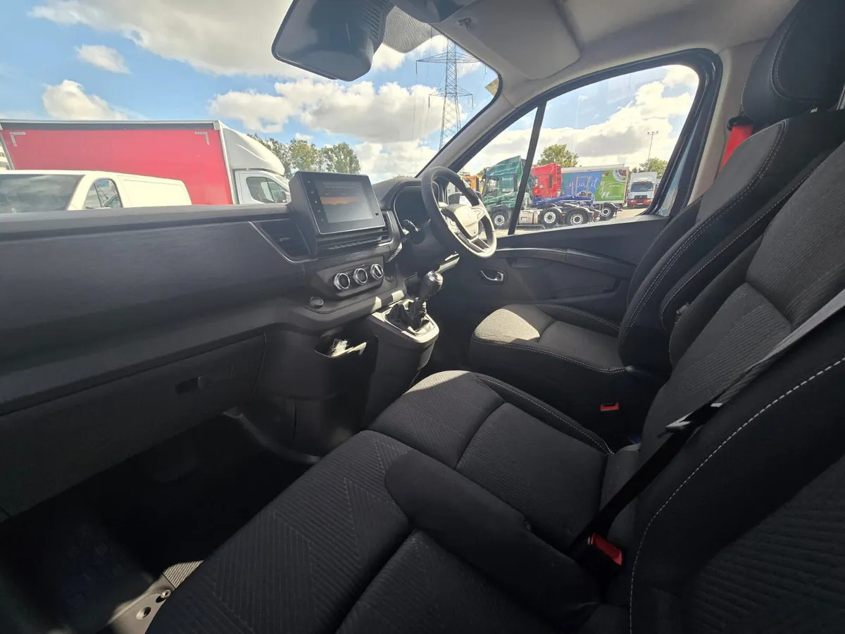 NEW Renault Trafic Exclusive 170BHP/150BHP Manual White - Fourgon utilitaire: photos 2 NEW Renault Trafic Exclusive 170BHP/150BHP Manual White - Fourgon utilitaire: photos 2