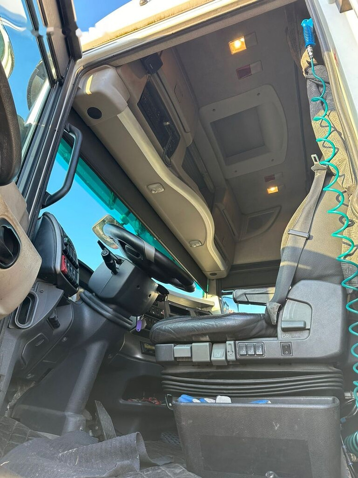 Photo d'intérieur 1: Camion frigorifique Renault Magnum 500 Photo d'intérieur 1: Camion frigorifique Renault Magnum 500