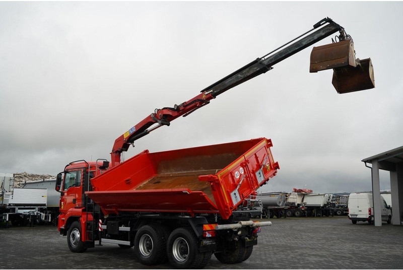 Camion benne, Camion grue MAN TGS 26.400 / 6x4 / WYWROTKA 2 STRONNA  + HDS HMF 1530 K2  / HYDR: photos 10