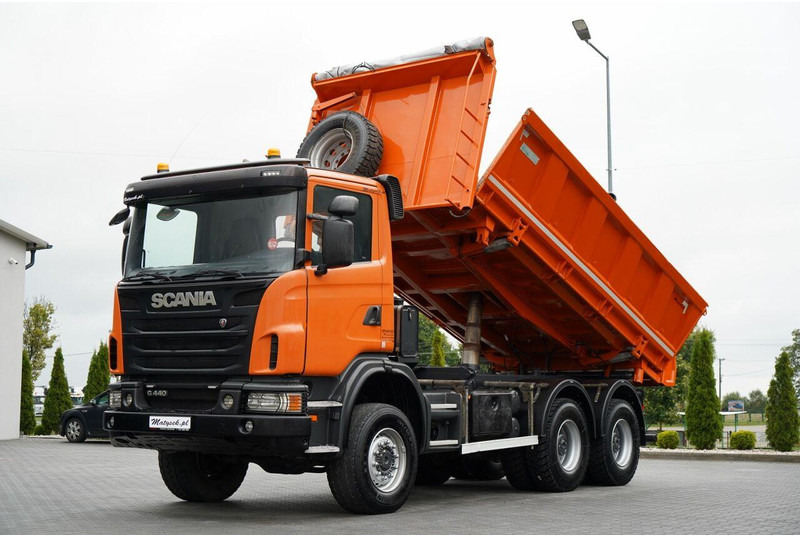 Scania G 440 / 6x6 / WYWROTKA TRZY-STRONNA / 2X HYDROBURTA / BOARDMATIC - Camion benne: photos 1 Scania G 440 / 6x6 / WYWROTKA TRZY-STRONNA / 2X HYDROBURTA / BOARDMATIC - Camion benne: photos 1