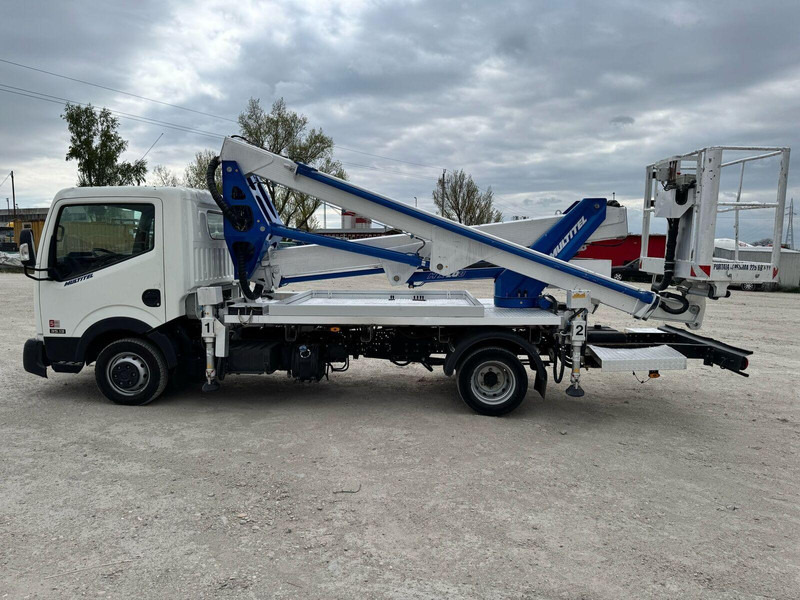 Nissan Cabstar NT400 Multitel HX 200 - 22m - Véhicule utilitaire: photos 5 Nissan Cabstar NT400 Multitel HX 200 - 22m - Véhicule utilitaire: photos 5