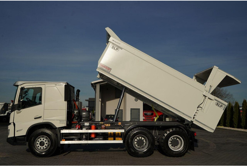 Volvo FMX 550 / 6x4 / WYWROTKA / WOZIDŁO / HARDOX / HYDRAULICZNA KLAPA - Camion benne: photos 2 Volvo FMX 550 / 6x4 / WYWROTKA / WOZIDŁO / HARDOX / HYDRAULICZNA KLAPA - Camion benne: photos 2