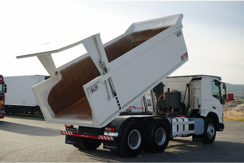 Volvo FMX 550 / 6x4 / WYWROTKA / WOZIDŁO / HARDOX / HYDRAULICZNA KLAPA - Camion benne: photos 4 Volvo FMX 550 / 6x4 / WYWROTKA / WOZIDŁO / HARDOX / HYDRAULICZNA KLAPA - Camion benne: photos 4