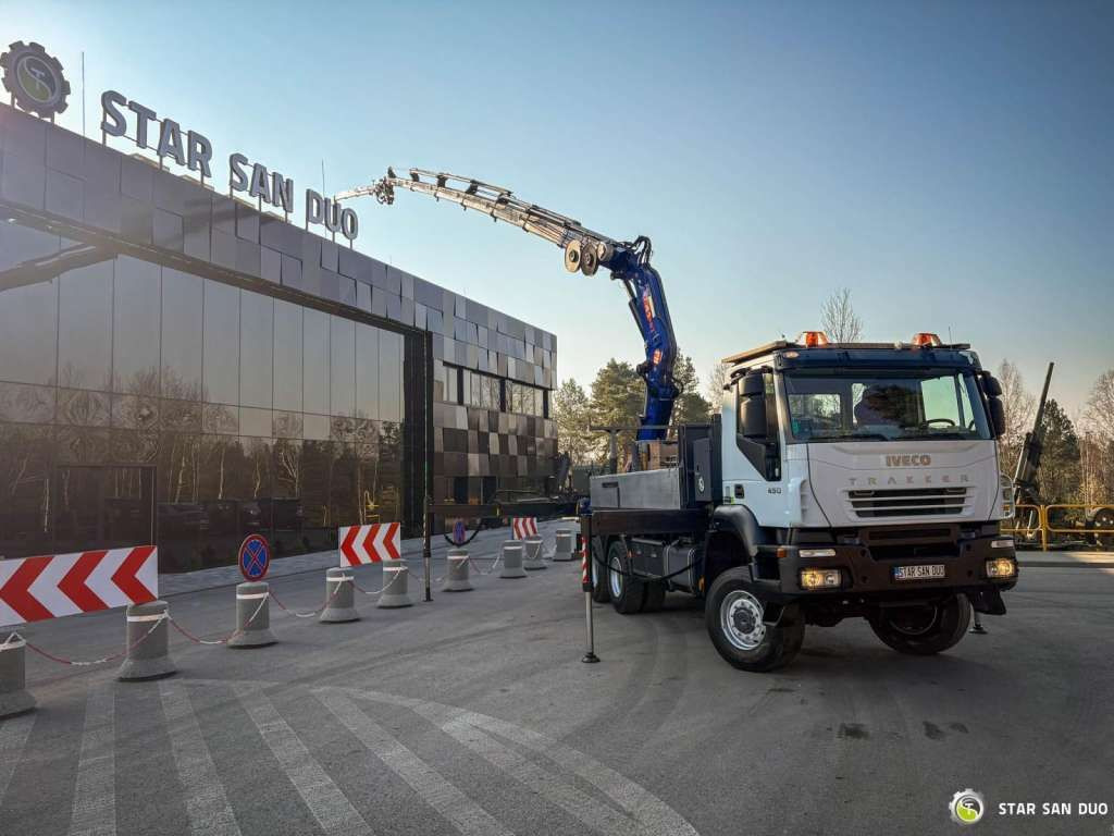 Iveco TRAKKER 450 6x6 PM41S FLY JIB Crane Kipper - Camion grue: photos 3 Iveco TRAKKER 450 6x6 PM41S FLY JIB Crane Kipper - Camion grue: photos 3