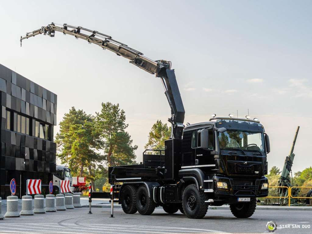 MAN TGS 26.420 6x6 HMF 3000 K6 Fly Jib Crane Basket - Camion grue: photos 2 MAN TGS 26.420 6x6 HMF 3000 K6 Fly Jib Crane Basket - Camion grue: photos 2