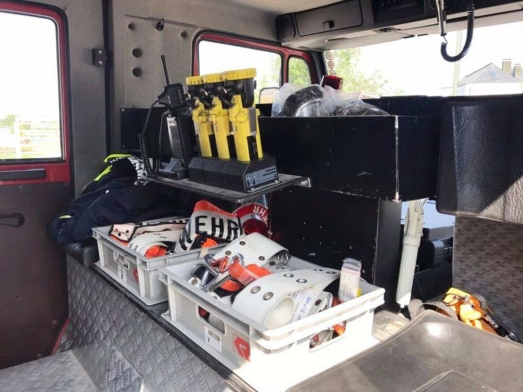 Steyr 13S23 4x4 Feuerwehr 2000 liter Fire - Camion de pompier: photos 4 Steyr 13S23 4x4 Feuerwehr 2000 liter Fire - Camion de pompier: photos 4