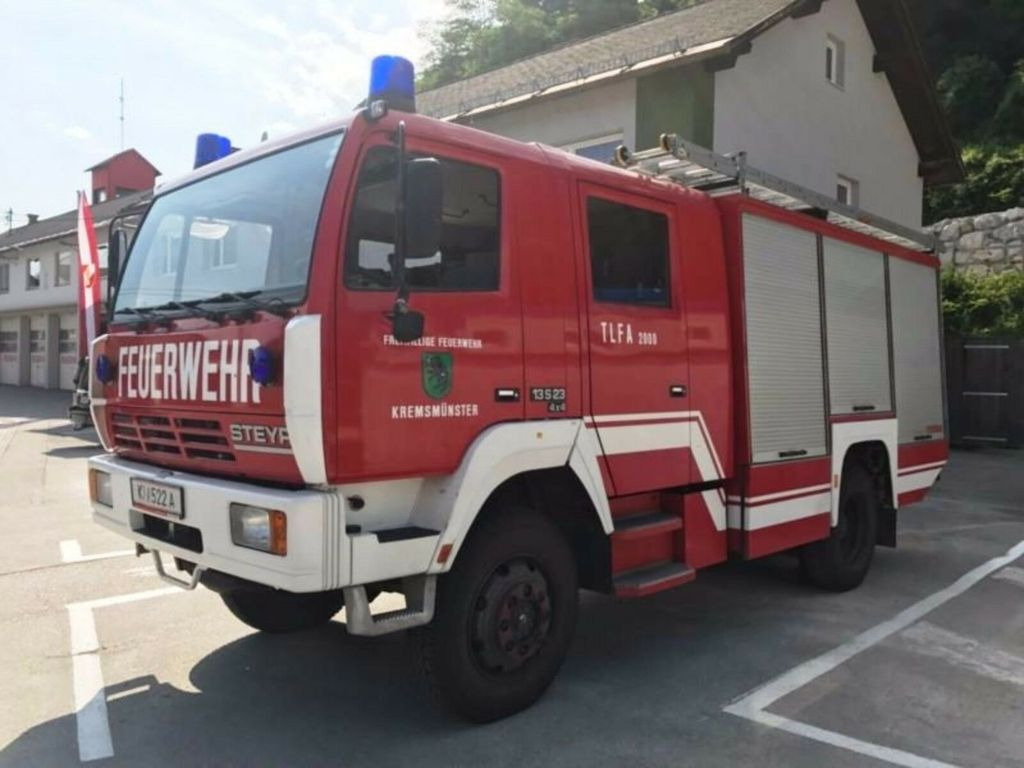 Steyr 13S23 4x4 Feuerwehr 2000 liter Fire - Camion de pompier: photos 1 Steyr 13S23 4x4 Feuerwehr 2000 liter Fire - Camion de pompier: photos 1