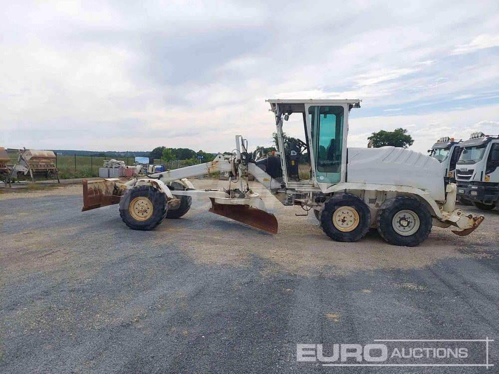 2009 New Holland F106.6A - Niveleuse: photos 1 2009 New Holland F106.6A - Niveleuse: photos 1