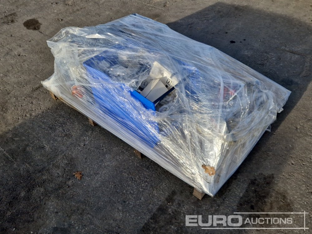 Pallet of Levelling Equipment, Remote Controls - Matériel de chantier: photos 1 Pallet of Levelling Equipment, Remote Controls - Matériel de chantier: photos 1