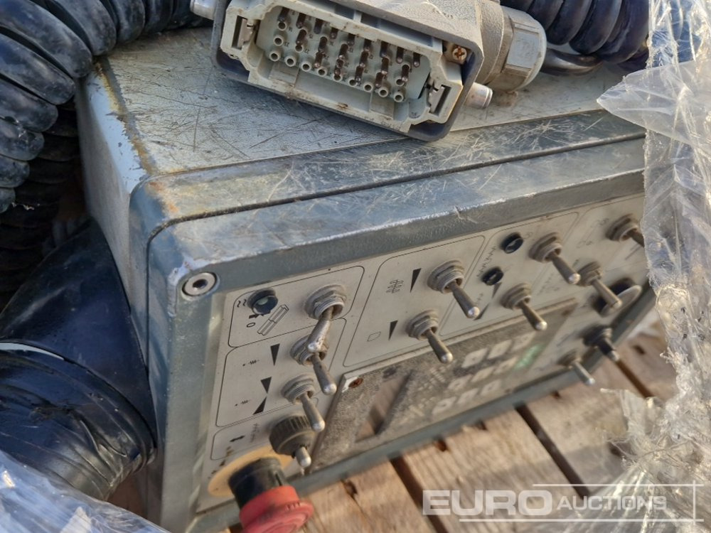 Pallet of Levelling Equipment, Remote Controls - Matériel de chantier: photos 4 Pallet of Levelling Equipment, Remote Controls - Matériel de chantier: photos 4