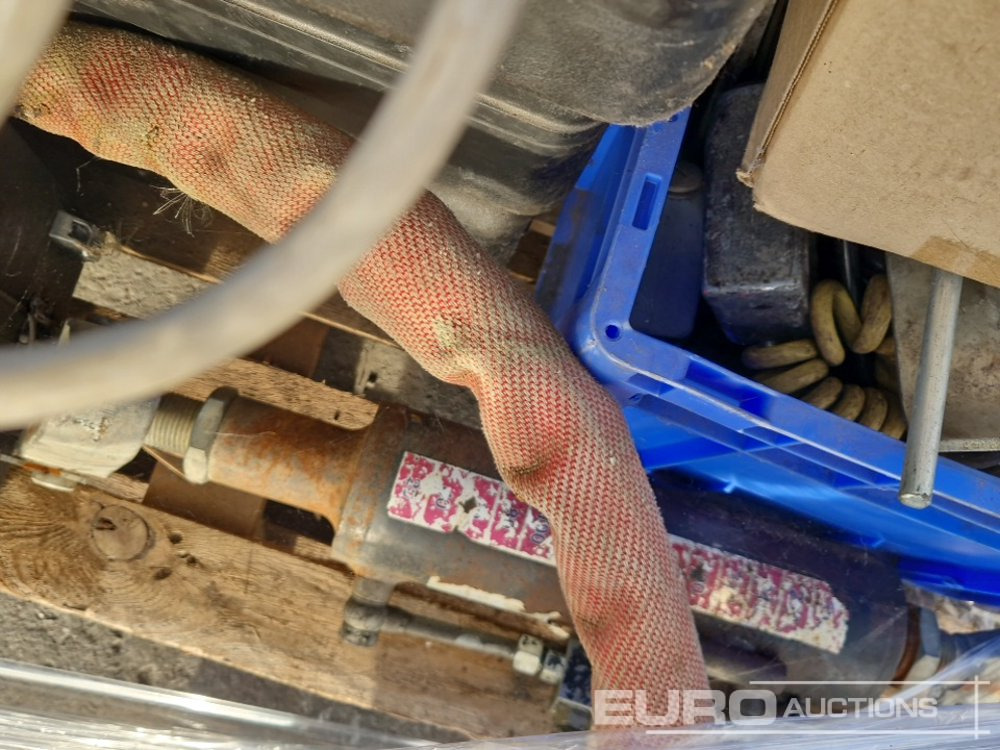 Pallet of Levelling Equipment, Remote Controls - Matériel de chantier: photos 4 Pallet of Levelling Equipment, Remote Controls - Matériel de chantier: photos 4