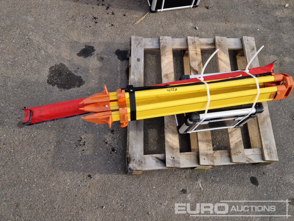 Unused 2025 SKLP Self-Leveling Rotary Laser Level with Batteries, Receiver, Tripod, Grade Rod - Équipement de garage: photos 5 Unused 2025 SKLP Self-Leveling Rotary Laser Level with Batteries, Receiver, Tripod, Grade Rod - Équipement de garage: photos 5