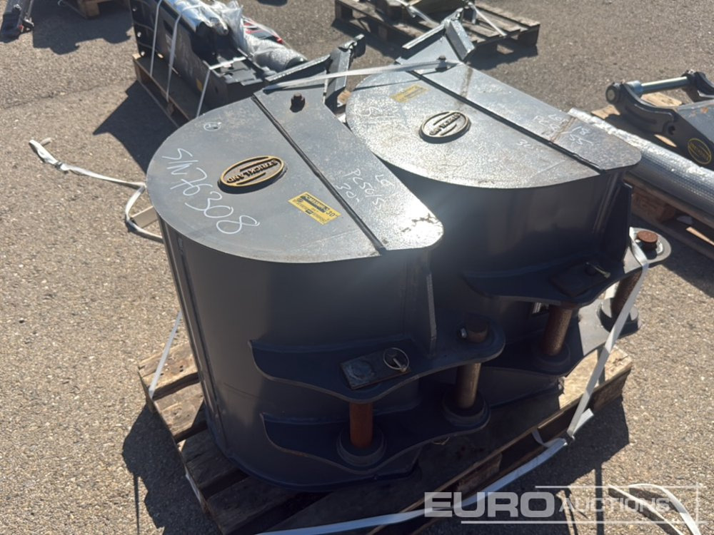 Strickland 30" Digging Bucket (2 of) - Godet: photos 2 Strickland 30" Digging Bucket (2 of) - Godet: photos 2