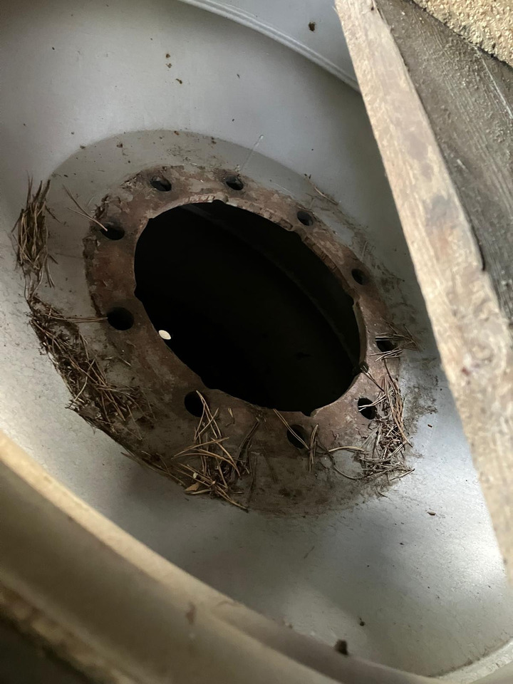 Massey Ferguson 340/95R48 320/95R32 Continental - Pneus et jantes: photos 3 Massey Ferguson 340/95R48 320/95R32 Continental - Pneus et jantes: photos 3