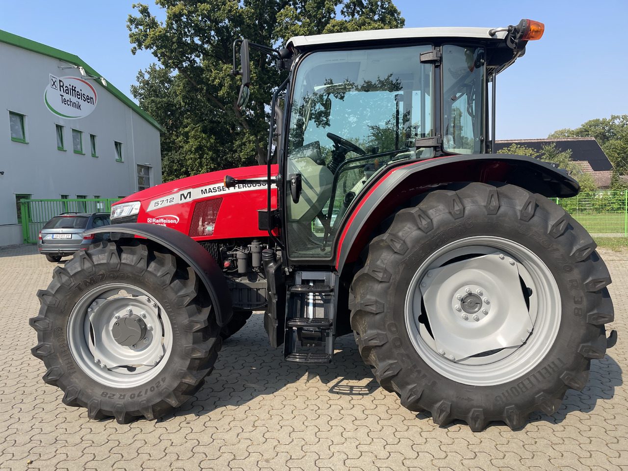 Massey Ferguson 5712M 4WD Cab Essential - Tracteur agricole: photos 2 Massey Ferguson 5712M 4WD Cab Essential - Tracteur agricole: photos 2
