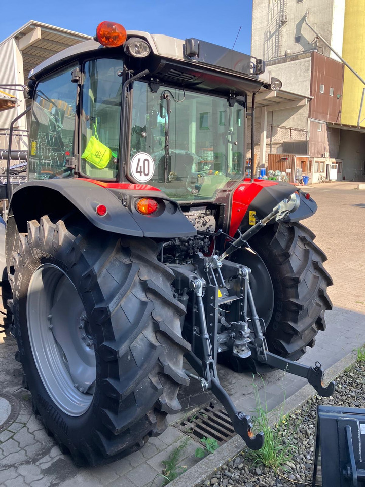 Massey Ferguson 5713 M 4WD Cab Essential - Tracteur agricole: photos 4 Massey Ferguson 5713 M 4WD Cab Essential - Tracteur agricole: photos 4