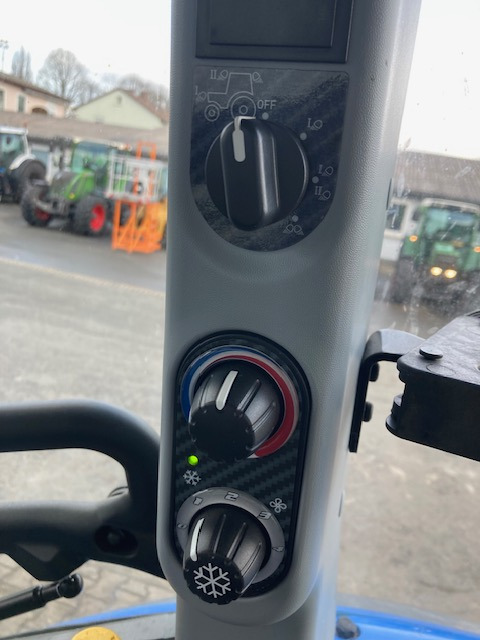 New Holland T5.100 - Tracteur agricole: photos 3 New Holland T5.100 - Tracteur agricole: photos 3