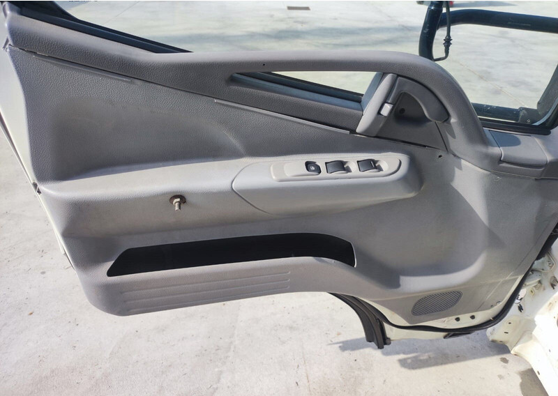 Mitsubishi CANTER " S TYPE " - Cabine et intérieur pour Camion: photos 5 Mitsubishi CANTER " S TYPE " - Cabine et intérieur pour Camion: photos 5