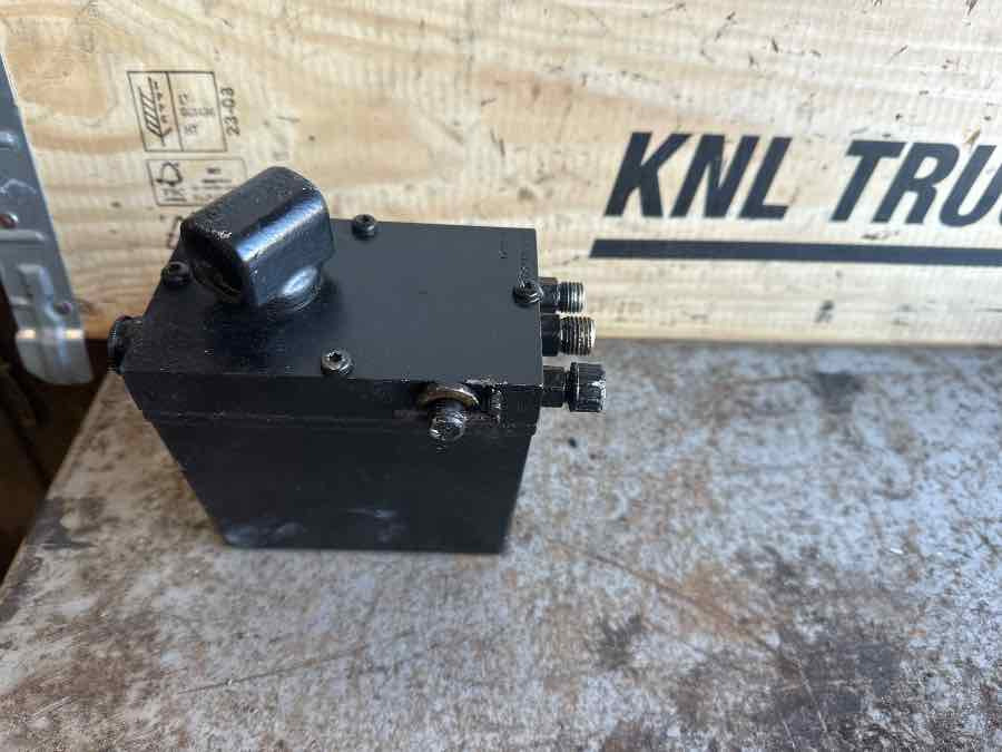 DAF CAB TILT PUMP 1914281 - Cabine et intérieur pour Camion: photos 1 DAF CAB TILT PUMP 1914281 - Cabine et intérieur pour Camion: photos 1