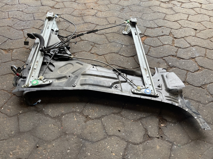 MERCEDES WINDOW MECHNANISM A9607201246 - Cabine et intérieur pour Camion: photos 2 MERCEDES WINDOW MECHNANISM A9607201246 - Cabine et intérieur pour Camion: photos 2