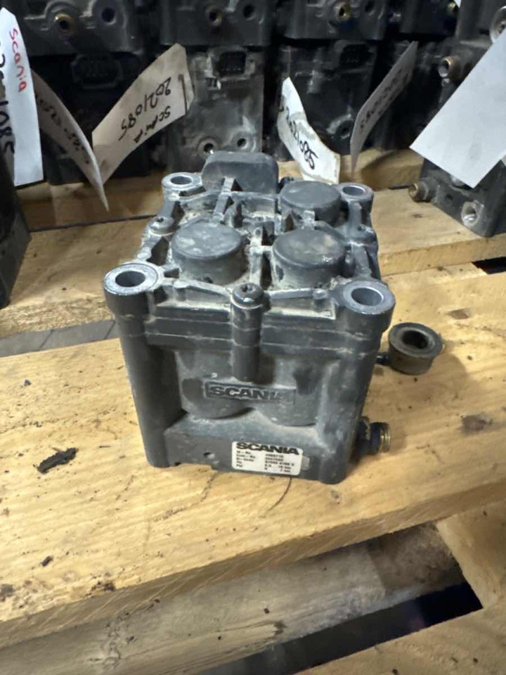 SCANIA V107 VALVE 2447593 - Valve de frein pour Camion: photos 1 SCANIA V107 VALVE 2447593 - Valve de frein pour Camion: photos 1